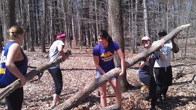 学生 cleaning up local state forest trails